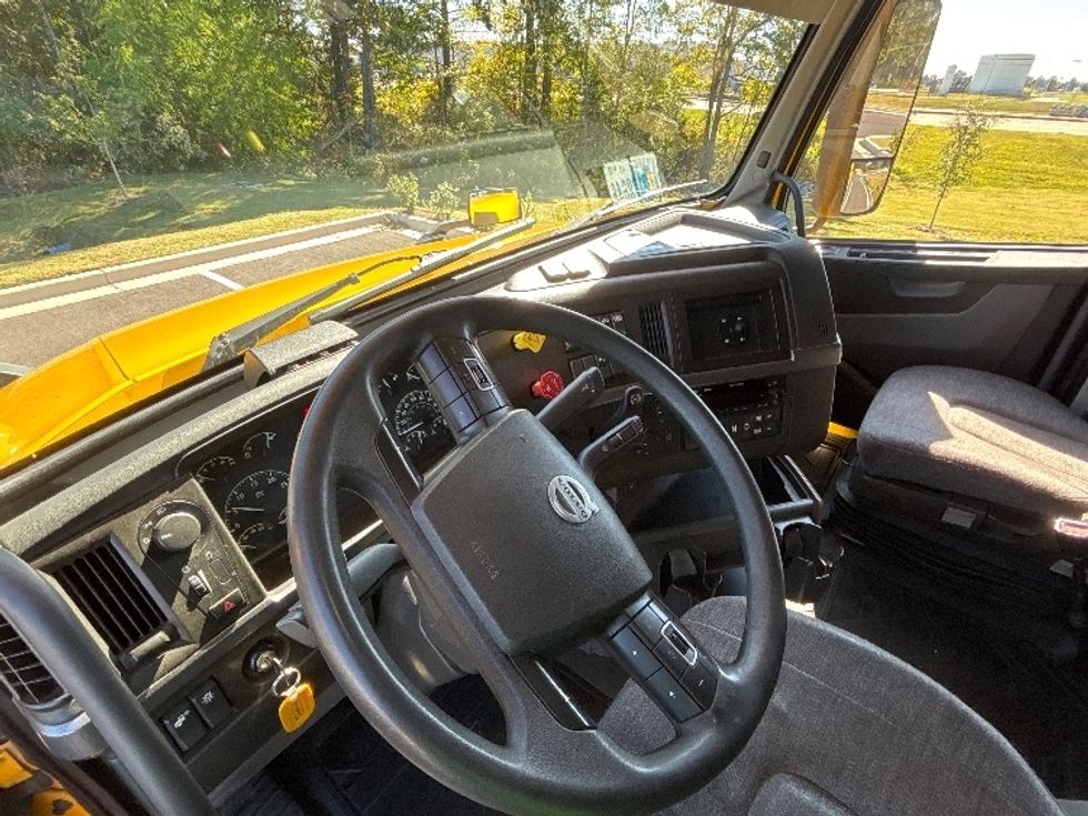 Sleeper Tractor-Heavy Duty Tractors-Volvo-2022-VNL64760-Shreveport-LA-401,843\n\t\tmiles-$ 84,500 - Image 10