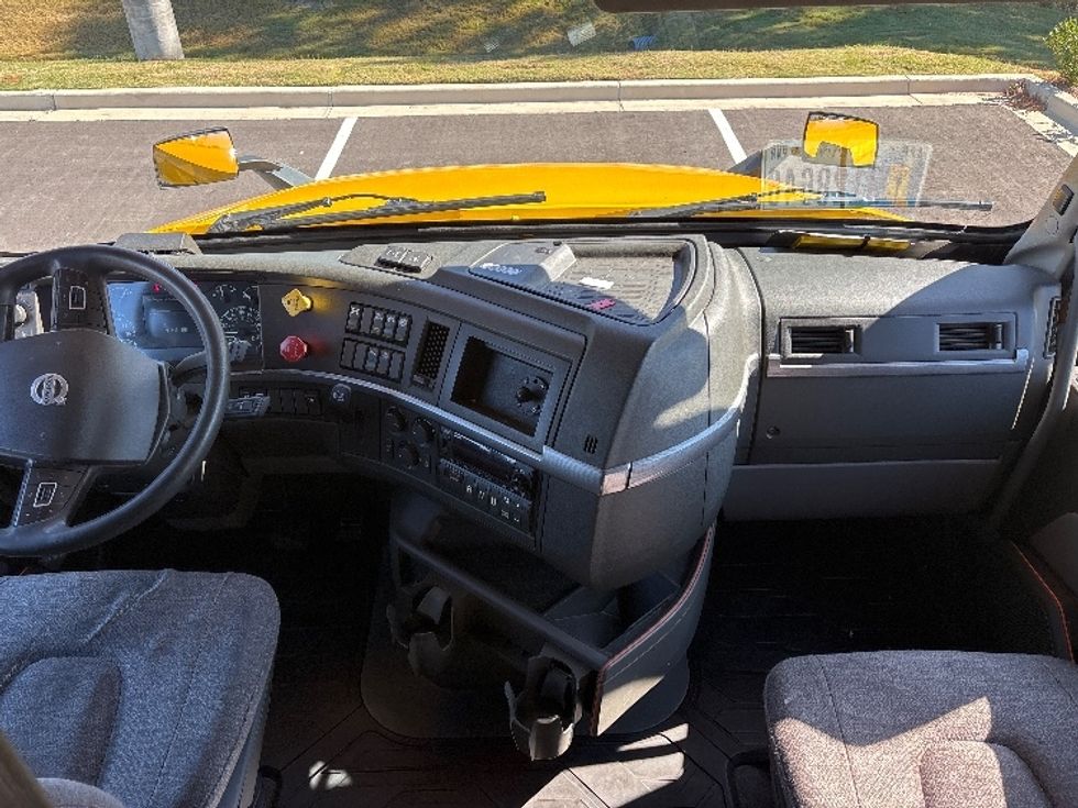 Sleeper Tractor-Heavy Duty Tractors-Volvo-2022-VNL64760-Shreveport-LA-401,843\n\t\tmiles-$ 84,500 - Image 12