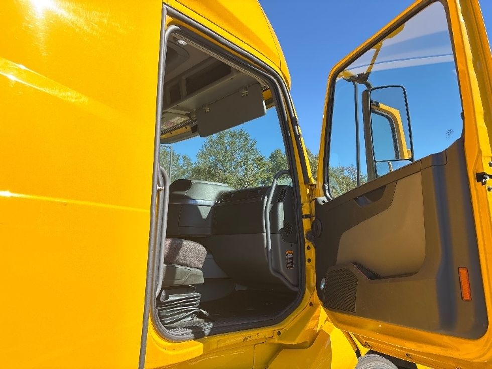 Sleeper Tractor-Heavy Duty Tractors-Volvo-2022-VNL64760-Shreveport-LA-401,843\n\t\tmiles-$ 84,500 - Image 13