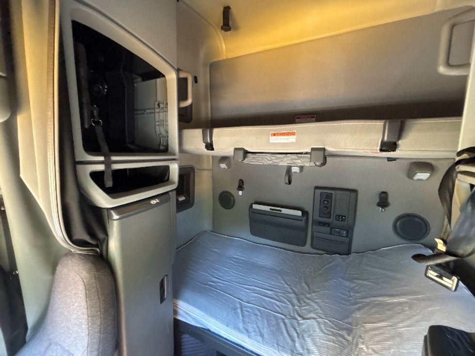 Sleeper Tractor-Heavy Duty Tractors-Volvo-2022-VNL64760-Shreveport-LA-401,843\n\t\tmiles-$ 84,500 - Image 16