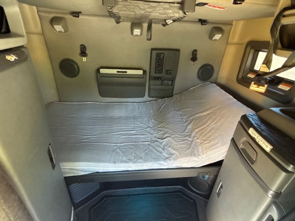 Sleeper Tractor-Heavy Duty Tractors-Volvo-2022-VNL64760-Shreveport-LA-401,843\n\t\tmiles-$ 84,500 - Image 17