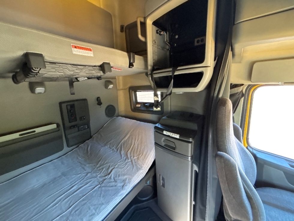 Sleeper Tractor-Heavy Duty Tractors-Volvo-2022-VNL64760-Shreveport-LA-401,843\n\t\tmiles-$ 84,500 - Image 18