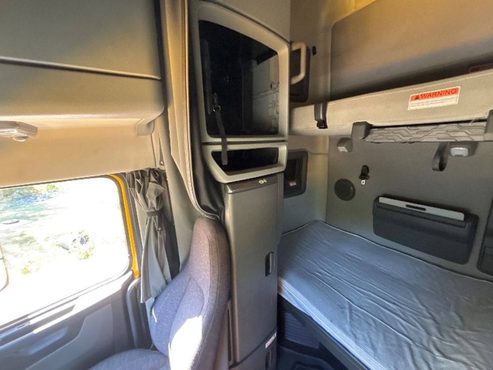 Sleeper Tractor-Heavy Duty Tractors-Volvo-2022-VNL64760-Shreveport-LA-401,843\n\t\tmiles-$ 84,500 - Image 19