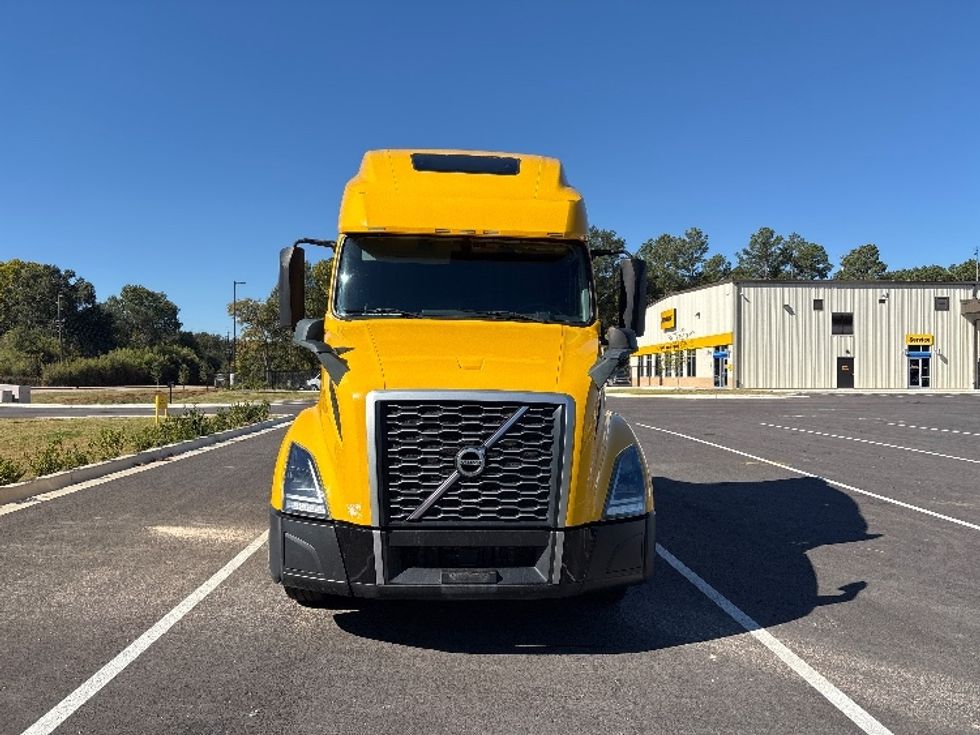 Sleeper Tractor-Heavy Duty Tractors-Volvo-2022-VNL64760-Shreveport-LA-401,843\n\t\tmiles-$ 84,500 - Image 2
