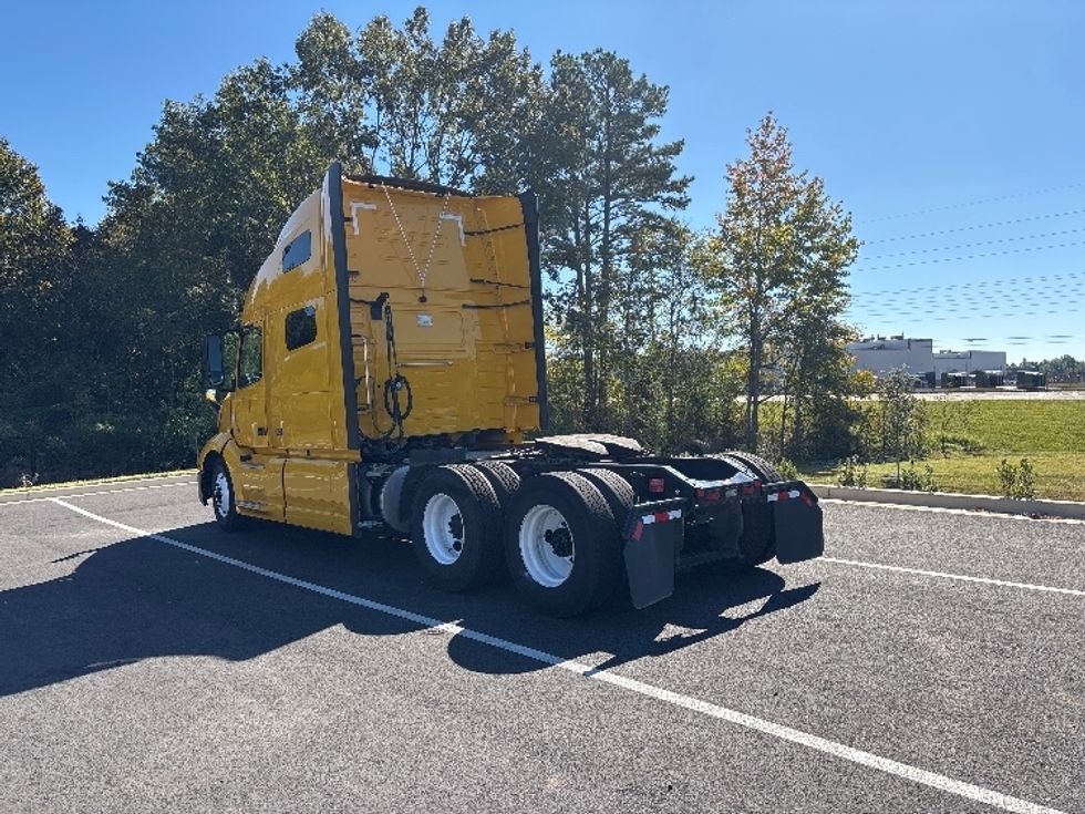 Sleeper Tractor-Heavy Duty Tractors-Volvo-2022-VNL64760-Shreveport-LA-401,843\n\t\tmiles-$ 84,500 - Image 5