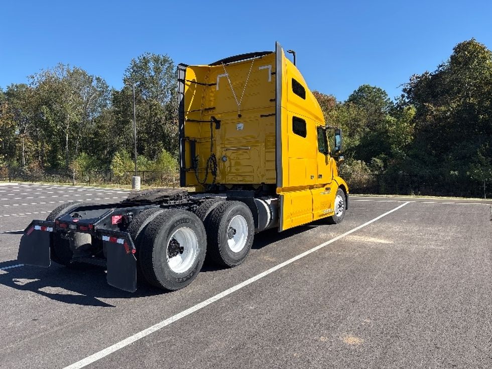 Sleeper Tractor-Heavy Duty Tractors-Volvo-2022-VNL64760-Shreveport-LA-401,843\n\t\tmiles-$ 84,500 - Image 7