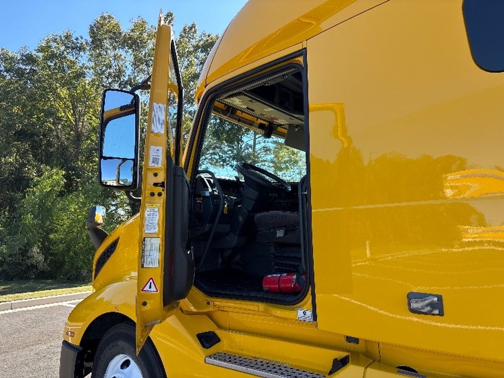 Sleeper Tractor-Heavy Duty Tractors-Volvo-2022-VNL64760-Shreveport-LA-401,843\n\t\tmiles-$ 84,500 - Image 9