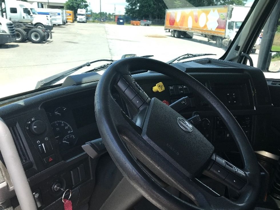 Sleeper Tractor-Heavy Duty Tractors-Volvo-2022-VNL64760-Shreveport-LA-404,159\n\t\tmiles-$ 88,750 - Image 10
