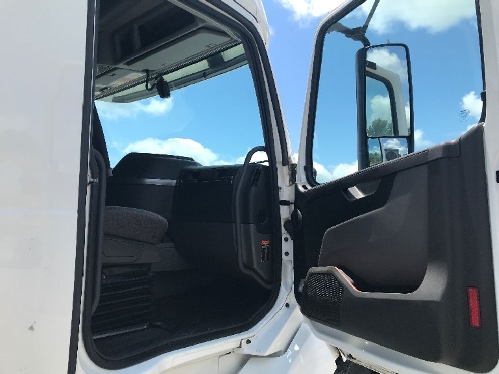 Sleeper Tractor-Heavy Duty Tractors-Volvo-2022-VNL64760-Shreveport-LA-404,159\n\t\tmiles-$ 88,750 - Image 13