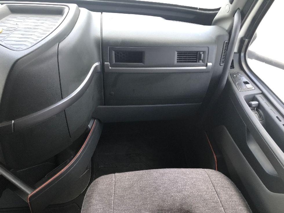 Sleeper Tractor-Heavy Duty Tractors-Volvo-2022-VNL64760-Shreveport-LA-404,159\n\t\tmiles-$ 88,750 - Image 14