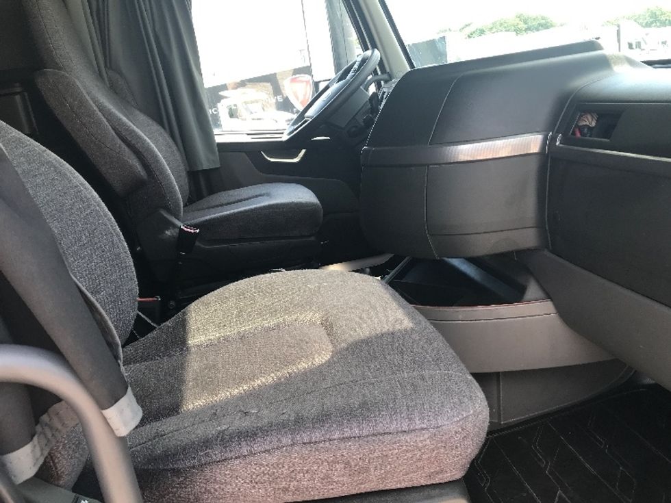 Sleeper Tractor-Heavy Duty Tractors-Volvo-2022-VNL64760-Shreveport-LA-404,159\n\t\tmiles-$ 88,750 - Image 15