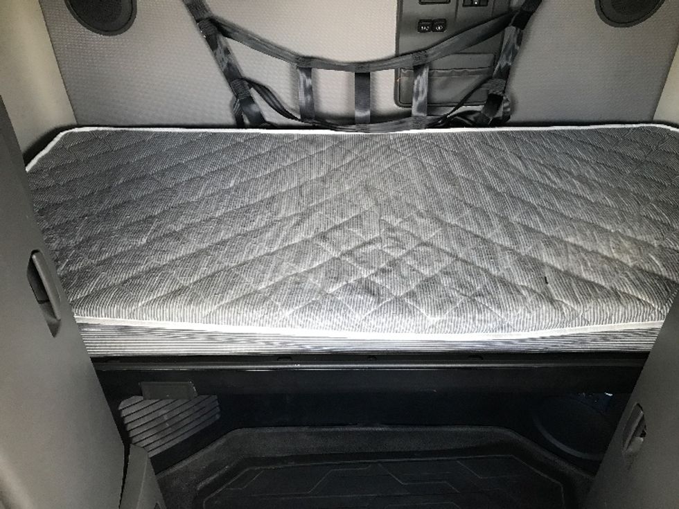 Sleeper Tractor-Heavy Duty Tractors-Volvo-2022-VNL64760-Shreveport-LA-404,159\n\t\tmiles-$ 88,750 - Image 16