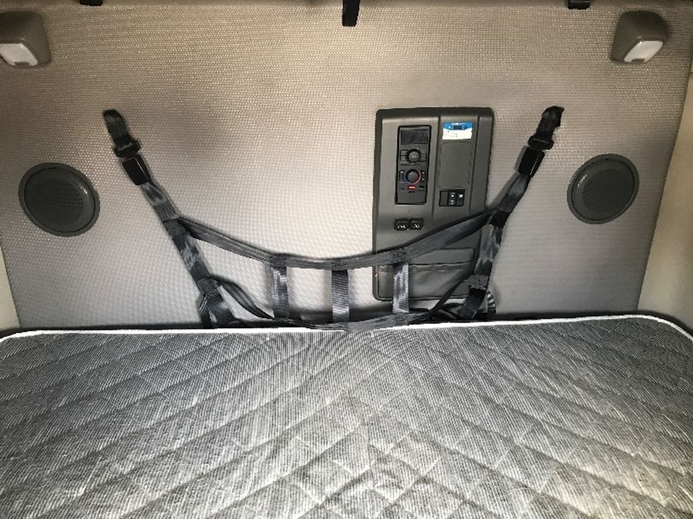 Sleeper Tractor-Heavy Duty Tractors-Volvo-2022-VNL64760-Shreveport-LA-404,159\n\t\tmiles-$ 88,750 - Image 17