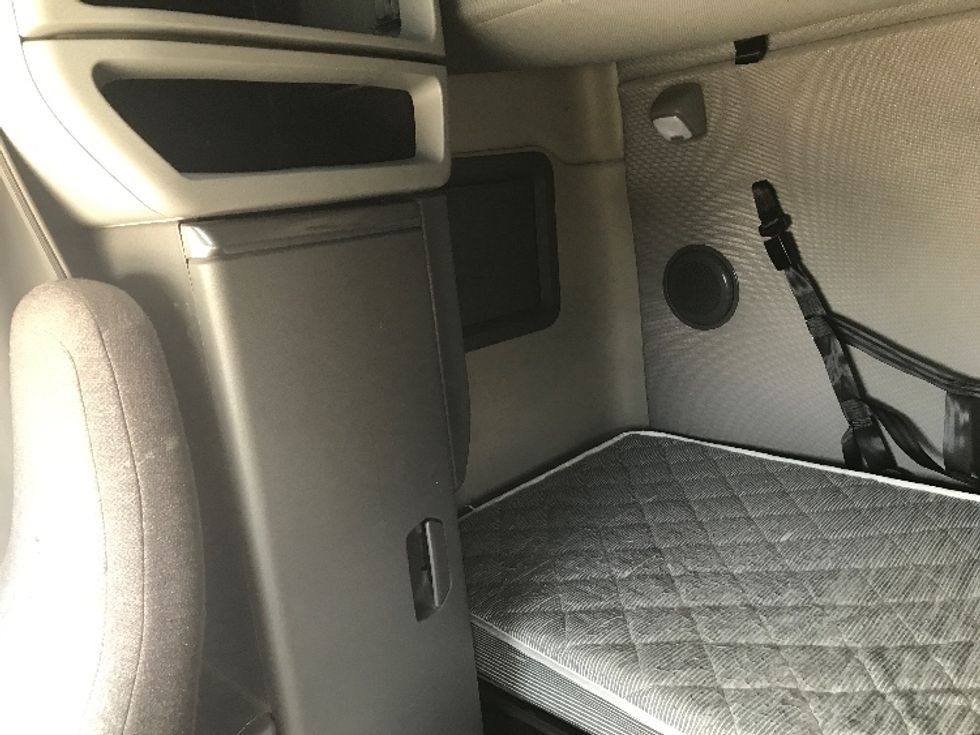 Sleeper Tractor-Heavy Duty Tractors-Volvo-2022-VNL64760-Shreveport-LA-404,159\n\t\tmiles-$ 88,750 - Image 19