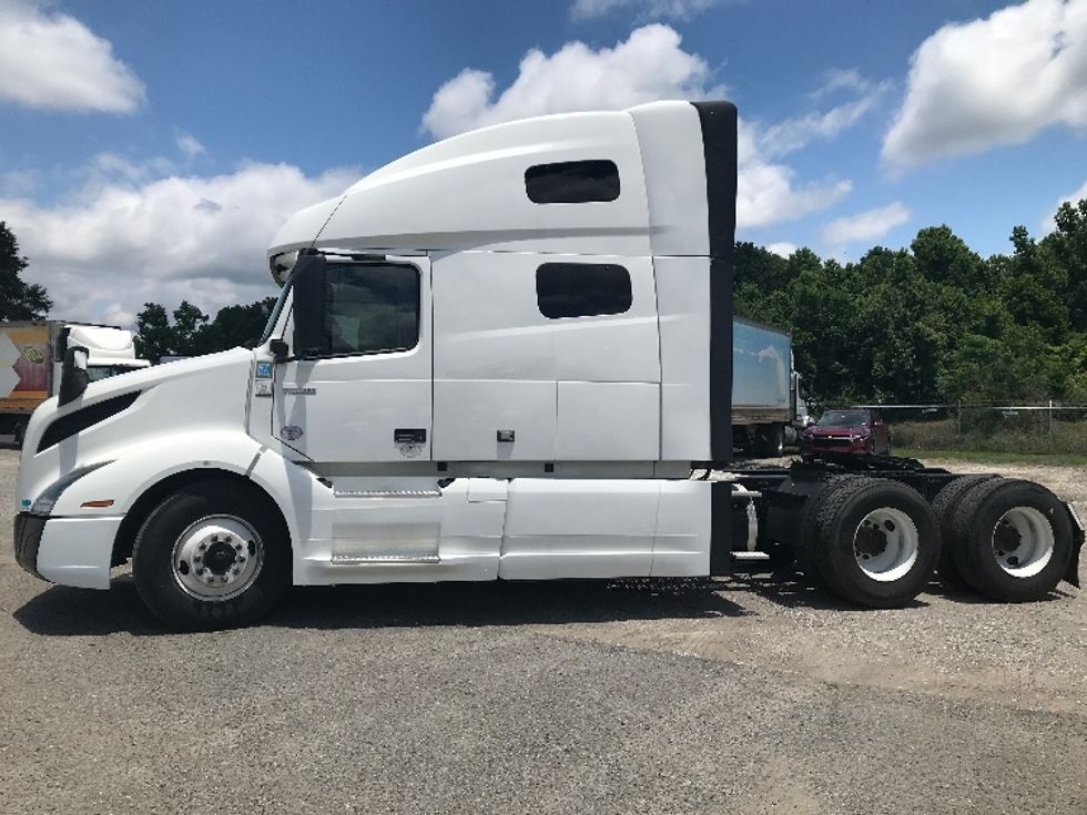 Sleeper Tractor-Heavy Duty Tractors-Volvo-2022-VNL64760-Shreveport-LA-404,159\n\t\tmiles-$ 88,750 - Image 4