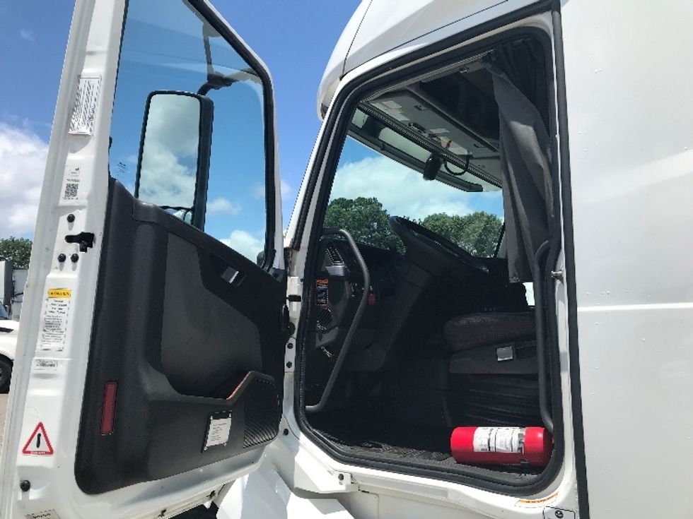 Sleeper Tractor-Heavy Duty Tractors-Volvo-2022-VNL64760-Shreveport-LA-404,159\n\t\tmiles-$ 88,750 - Image 9