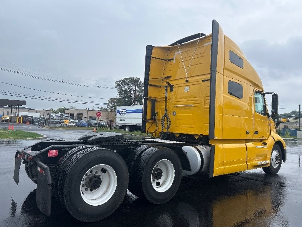 Sleeper Tractor-Heavy Duty Tractors-Volvo-2022-VNL64760-South Plainfield-NJ-459,619\n\t\tmiles-$ 72,000 - Image 7