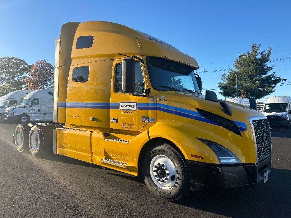 Sleeper Tractor-Heavy Duty Tractors-Volvo-2022-VNL64760-South Plainfield-NJ-523,218\n\t\tmiles-$ 65,000 - Image 1