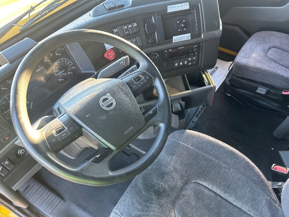 Sleeper Tractor-Heavy Duty Tractors-Volvo-2022-VNL64760-South Plainfield-NJ-523,218\n\t\tmiles-$ 65,000 - Image 10