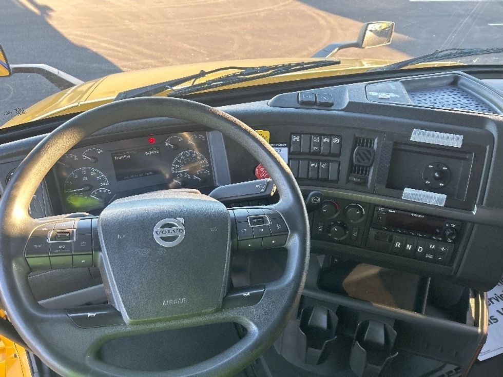 Sleeper Tractor-Heavy Duty Tractors-Volvo-2022-VNL64760-South Plainfield-NJ-523,218\n\t\tmiles-$ 65,000 - Image 11