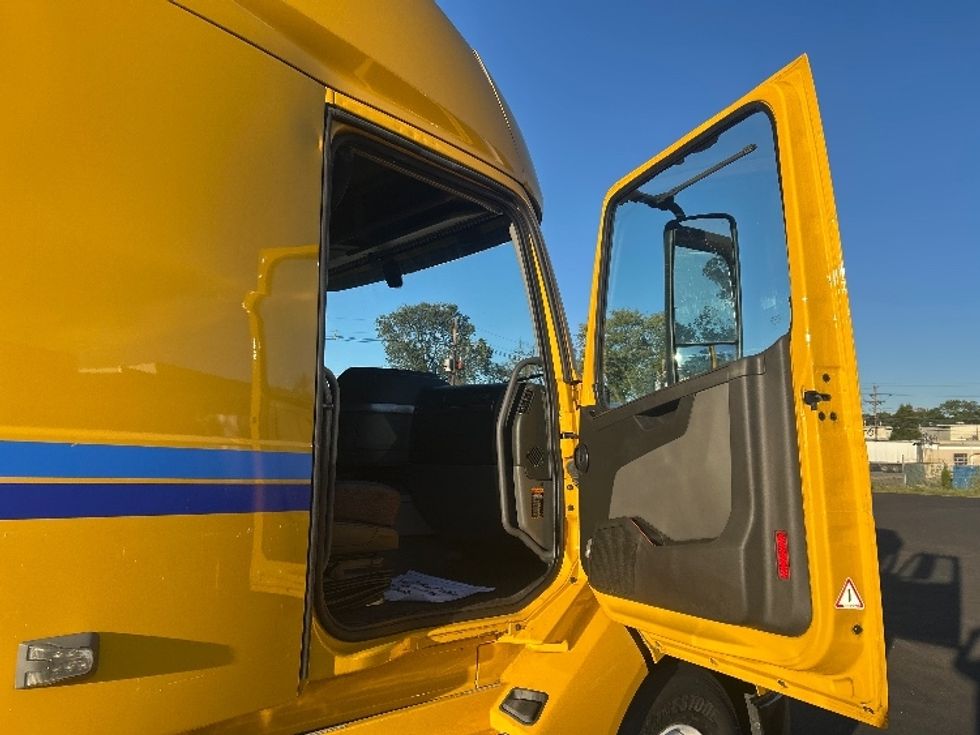 Sleeper Tractor-Heavy Duty Tractors-Volvo-2022-VNL64760-South Plainfield-NJ-523,218\n\t\tmiles-$ 65,000 - Image 13