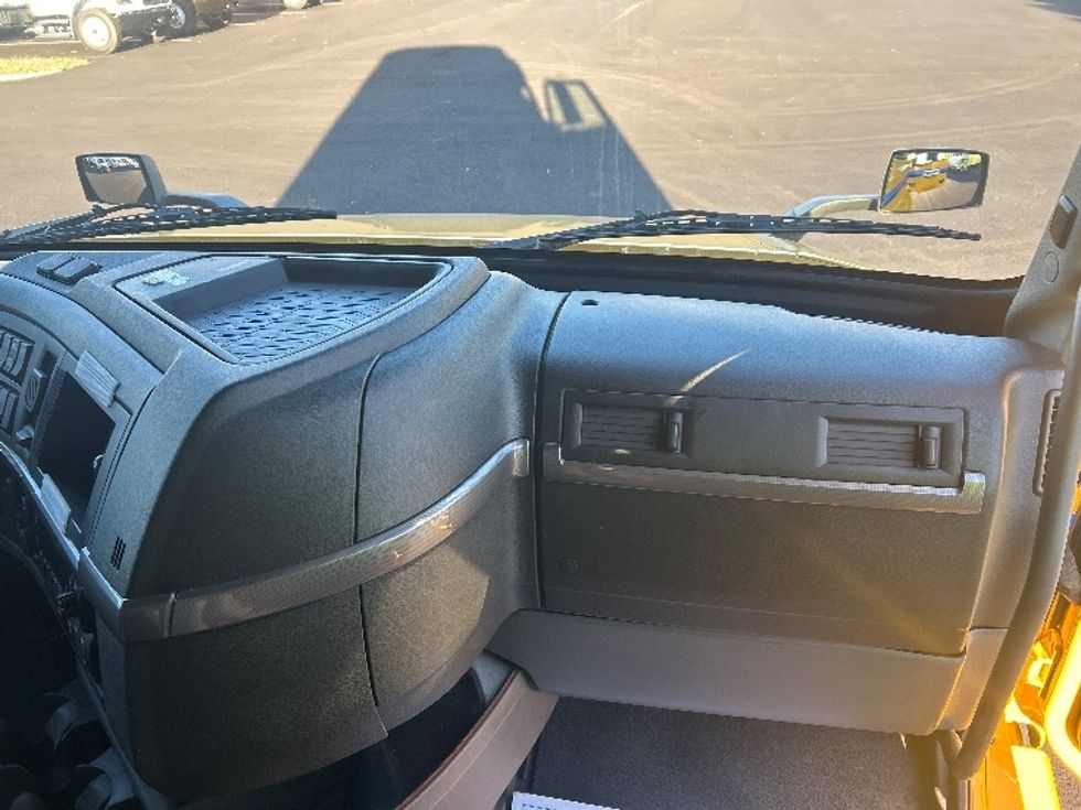 Sleeper Tractor-Heavy Duty Tractors-Volvo-2022-VNL64760-South Plainfield-NJ-523,218\n\t\tmiles-$ 65,000 - Image 14