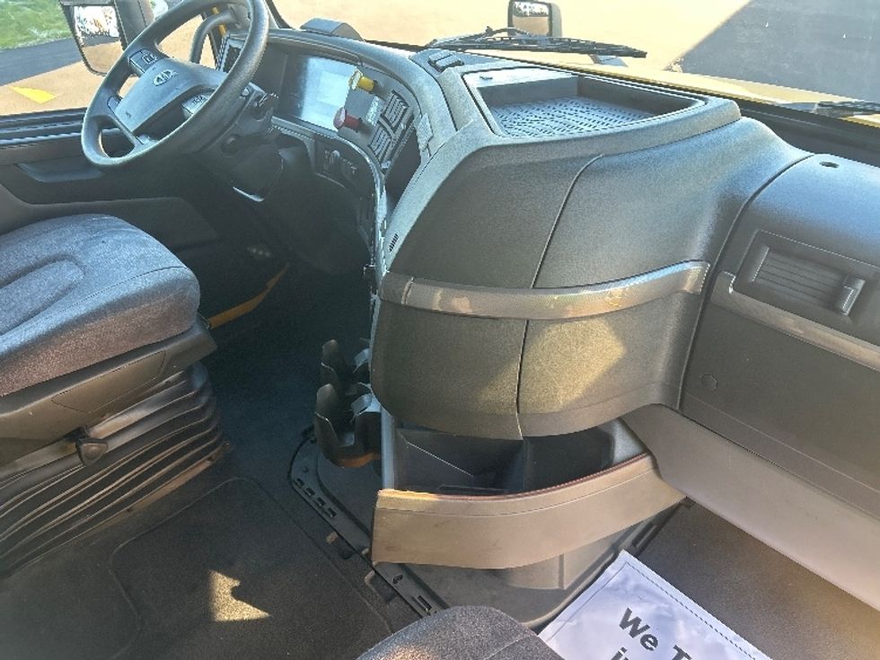 Sleeper Tractor-Heavy Duty Tractors-Volvo-2022-VNL64760-South Plainfield-NJ-523,218\n\t\tmiles-$ 65,000 - Image 15