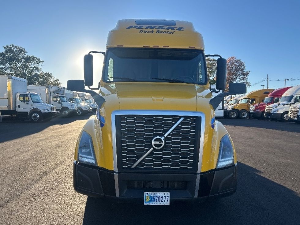 Sleeper Tractor-Heavy Duty Tractors-Volvo-2022-VNL64760-South Plainfield-NJ-523,218\n\t\tmiles-$ 65,000 - Image 2