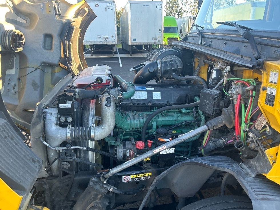 Sleeper Tractor-Heavy Duty Tractors-Volvo-2022-VNL64760-South Plainfield-NJ-523,218\n\t\tmiles-$ 65,000 - Image 21