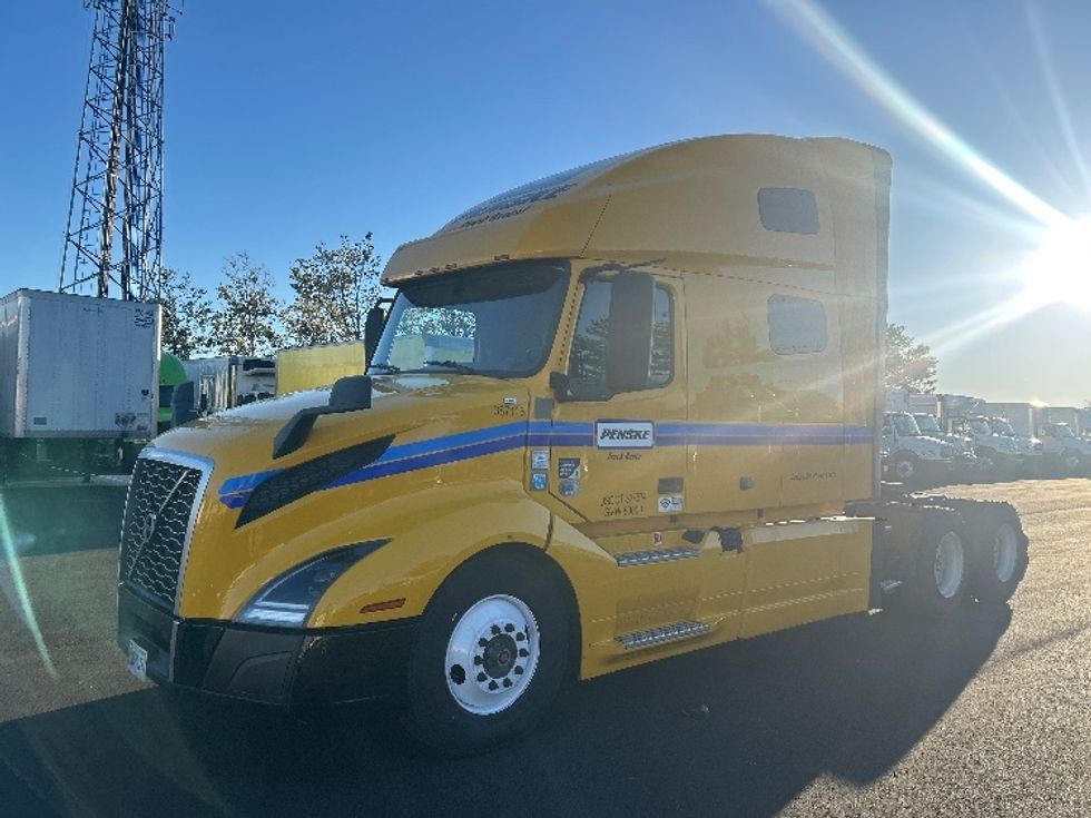 Sleeper Tractor-Heavy Duty Tractors-Volvo-2022-VNL64760-South Plainfield-NJ-523,218\n\t\tmiles-$ 65,000 - Image 3