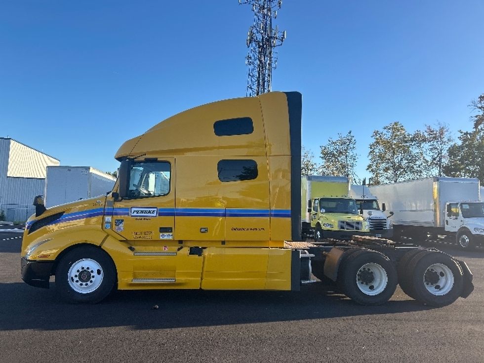 Sleeper Tractor-Heavy Duty Tractors-Volvo-2022-VNL64760-South Plainfield-NJ-523,218\n\t\tmiles-$ 65,000 - Image 4