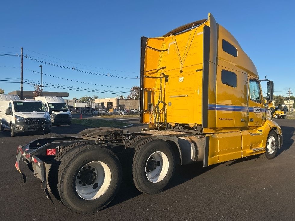 Sleeper Tractor-Heavy Duty Tractors-Volvo-2022-VNL64760-South Plainfield-NJ-523,218\n\t\tmiles-$ 65,000 - Image 7