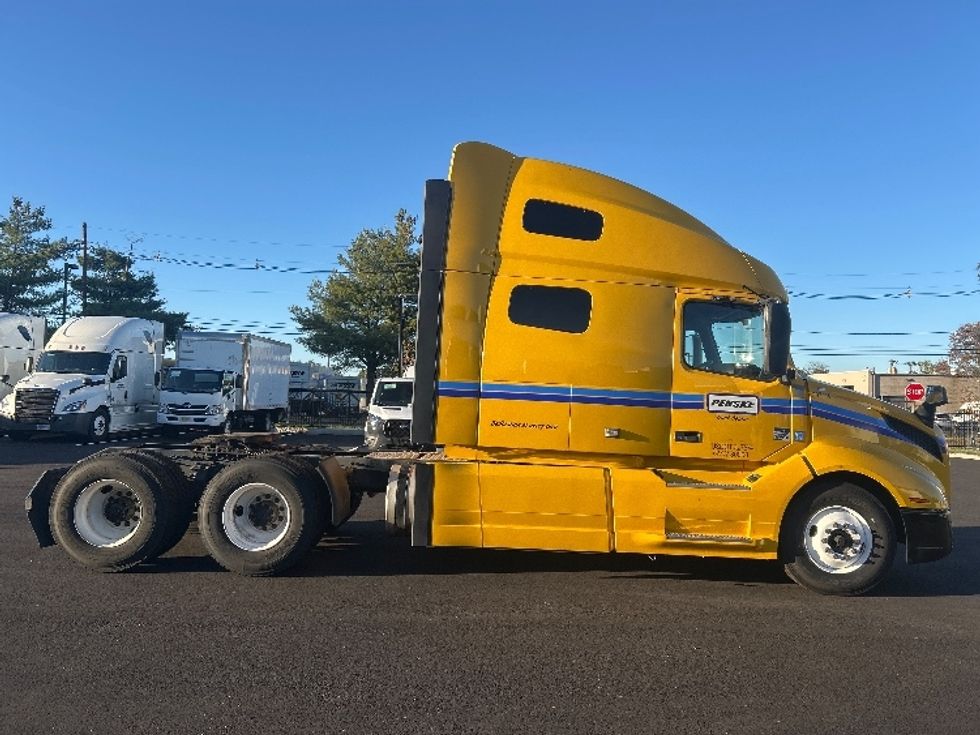 Sleeper Tractor-Heavy Duty Tractors-Volvo-2022-VNL64760-South Plainfield-NJ-523,218\n\t\tmiles-$ 65,000 - Image 8
