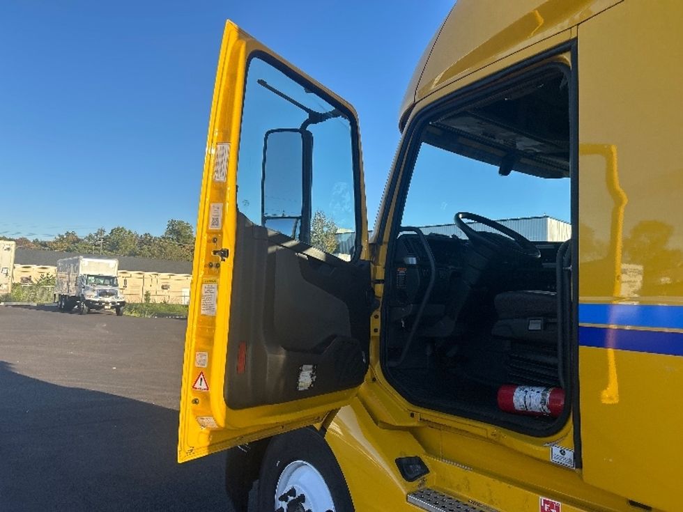 Sleeper Tractor-Heavy Duty Tractors-Volvo-2022-VNL64760-South Plainfield-NJ-523,218\n\t\tmiles-$ 65,000 - Image 9