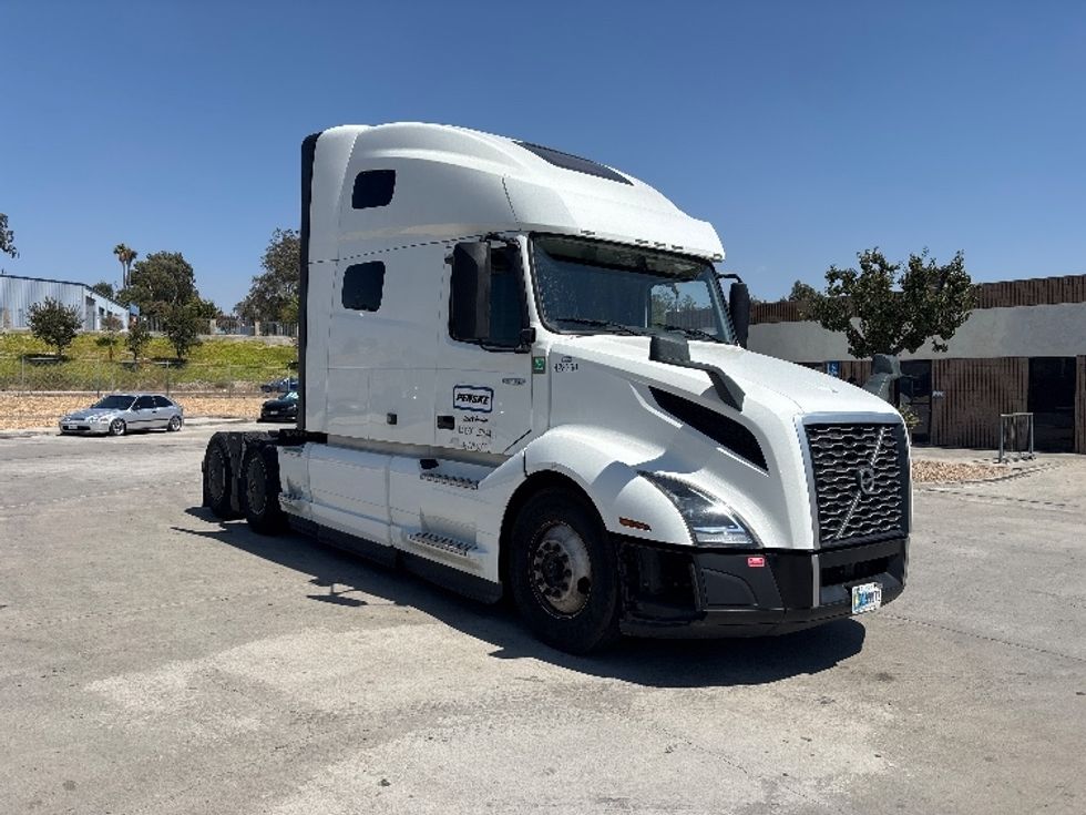 Sleeper Tractor-Heavy Duty Tractors-Volvo-2022-VNL64760-South San Francisco-CA-401,771\n\t\tmiles-$ 92,250 - Image 1