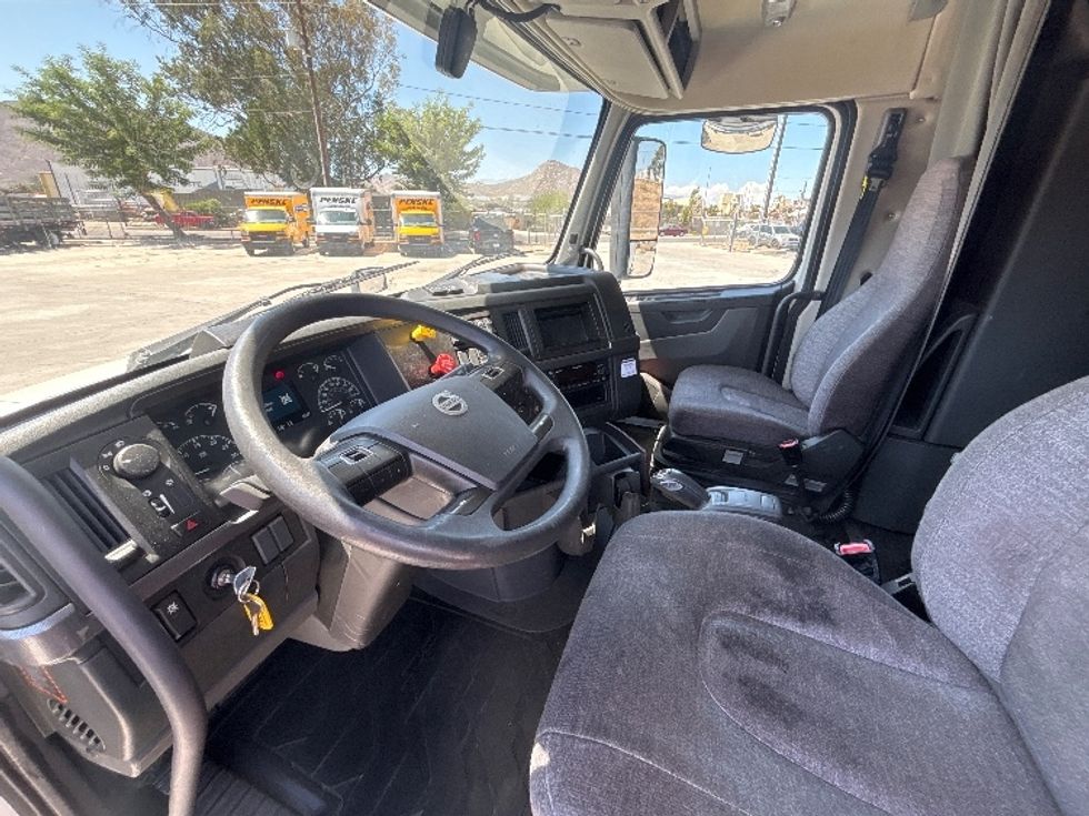Sleeper Tractor-Heavy Duty Tractors-Volvo-2022-VNL64760-South San Francisco-CA-401,771\n\t\tmiles-$ 92,250 - Image 10