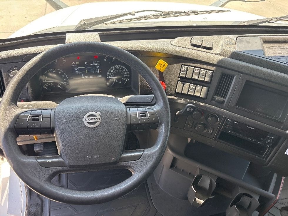 Sleeper Tractor-Heavy Duty Tractors-Volvo-2022-VNL64760-South San Francisco-CA-401,771\n\t\tmiles-$ 92,250 - Image 11