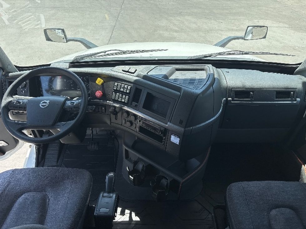 Sleeper Tractor-Heavy Duty Tractors-Volvo-2022-VNL64760-South San Francisco-CA-401,771\n\t\tmiles-$ 92,250 - Image 12