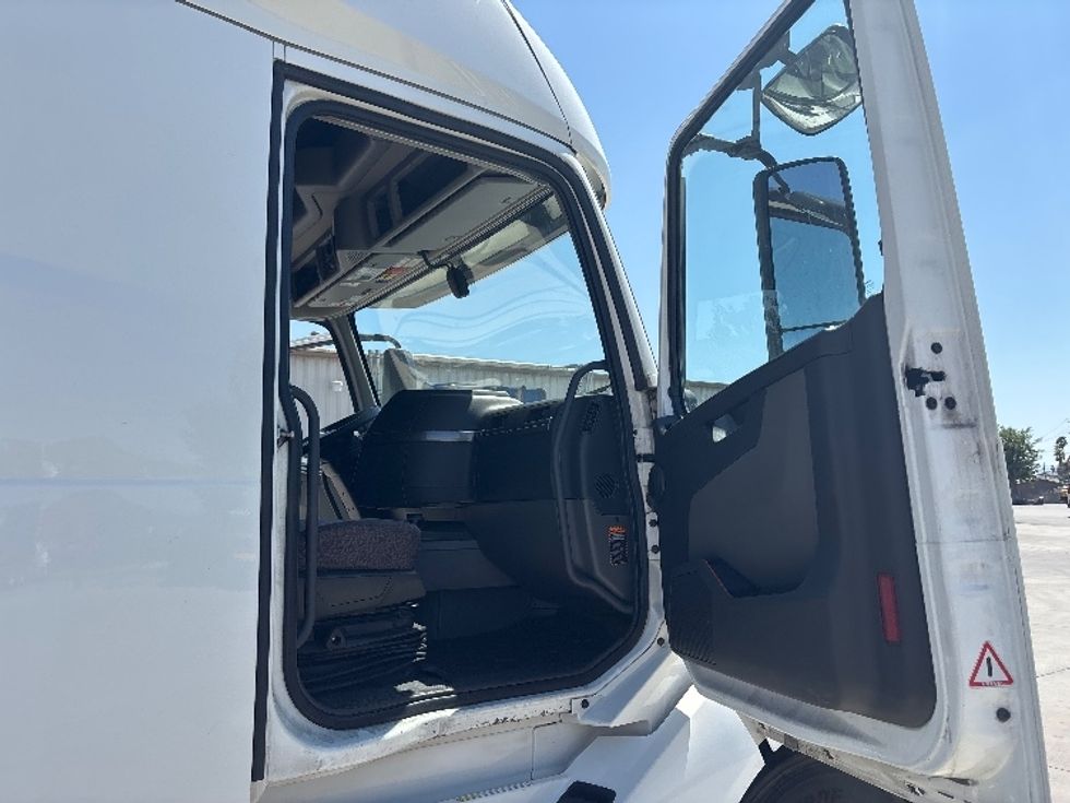 Sleeper Tractor-Heavy Duty Tractors-Volvo-2022-VNL64760-South San Francisco-CA-401,771\n\t\tmiles-$ 92,250 - Image 13