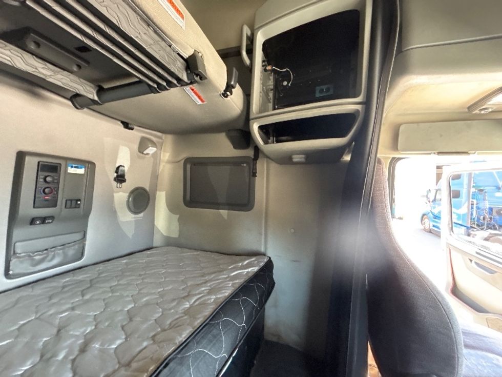 Sleeper Tractor-Heavy Duty Tractors-Volvo-2022-VNL64760-South San Francisco-CA-401,771\n\t\tmiles-$ 92,250 - Image 18