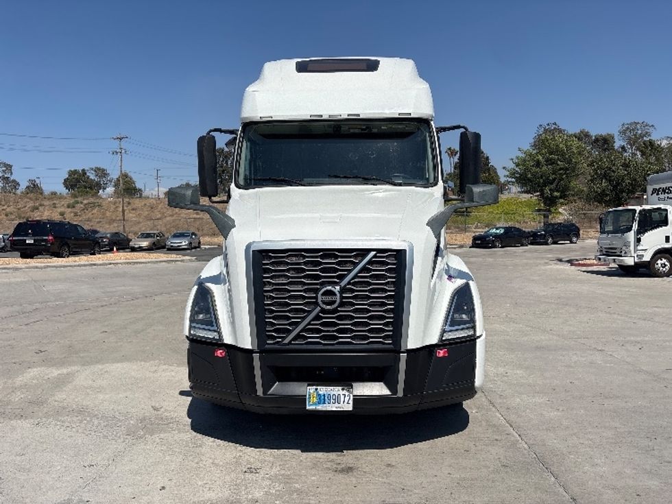 Sleeper Tractor-Heavy Duty Tractors-Volvo-2022-VNL64760-South San Francisco-CA-401,771\n\t\tmiles-$ 92,250 - Image 2