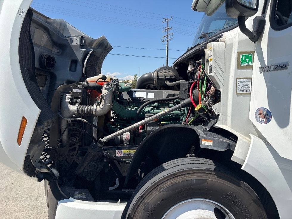 Sleeper Tractor-Heavy Duty Tractors-Volvo-2022-VNL64760-South San Francisco-CA-401,771\n\t\tmiles-$ 92,250 - Image 21