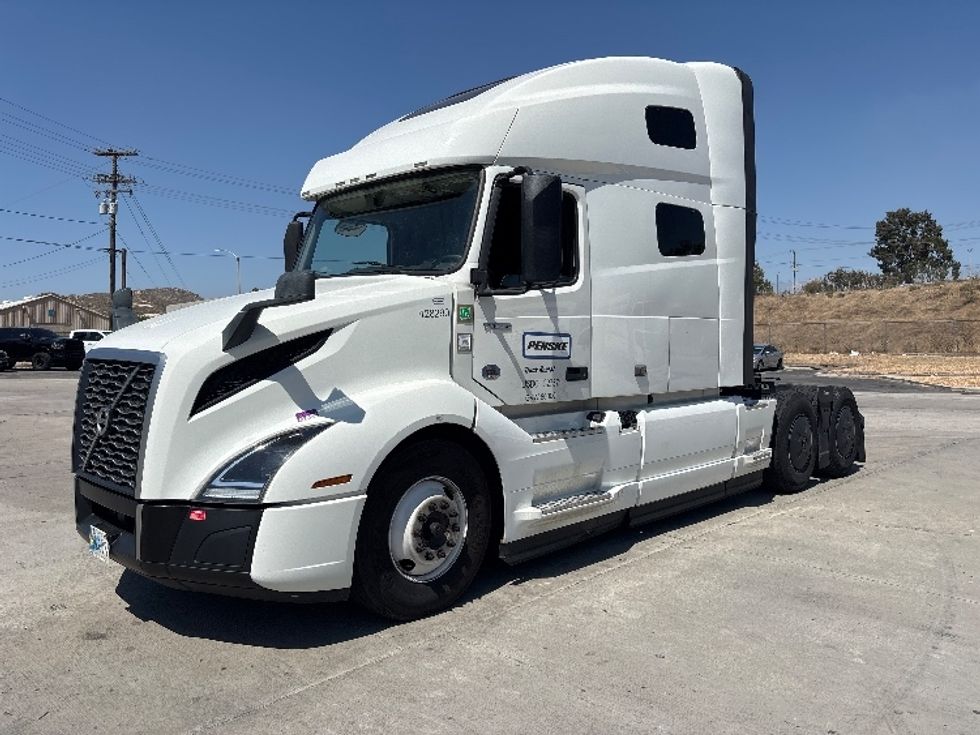 Sleeper Tractor-Heavy Duty Tractors-Volvo-2022-VNL64760-South San Francisco-CA-401,771\n\t\tmiles-$ 92,250 - Image 3