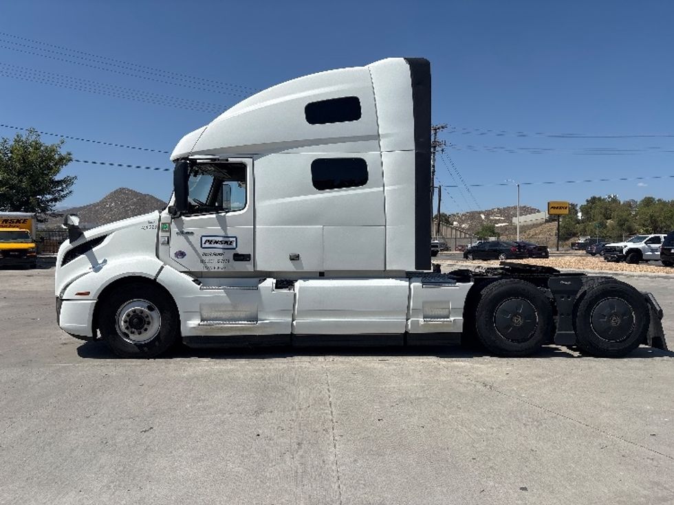 Sleeper Tractor-Heavy Duty Tractors-Volvo-2022-VNL64760-South San Francisco-CA-401,771\n\t\tmiles-$ 92,250 - Image 4