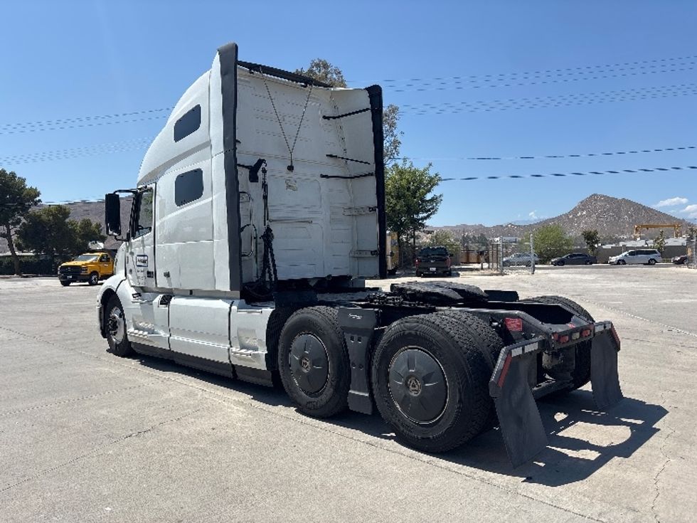 Sleeper Tractor-Heavy Duty Tractors-Volvo-2022-VNL64760-South San Francisco-CA-401,771\n\t\tmiles-$ 92,250 - Image 5