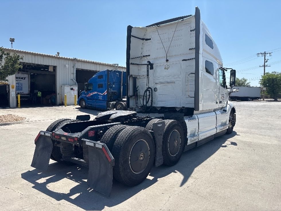 Sleeper Tractor-Heavy Duty Tractors-Volvo-2022-VNL64760-South San Francisco-CA-401,771\n\t\tmiles-$ 92,250 - Image 7