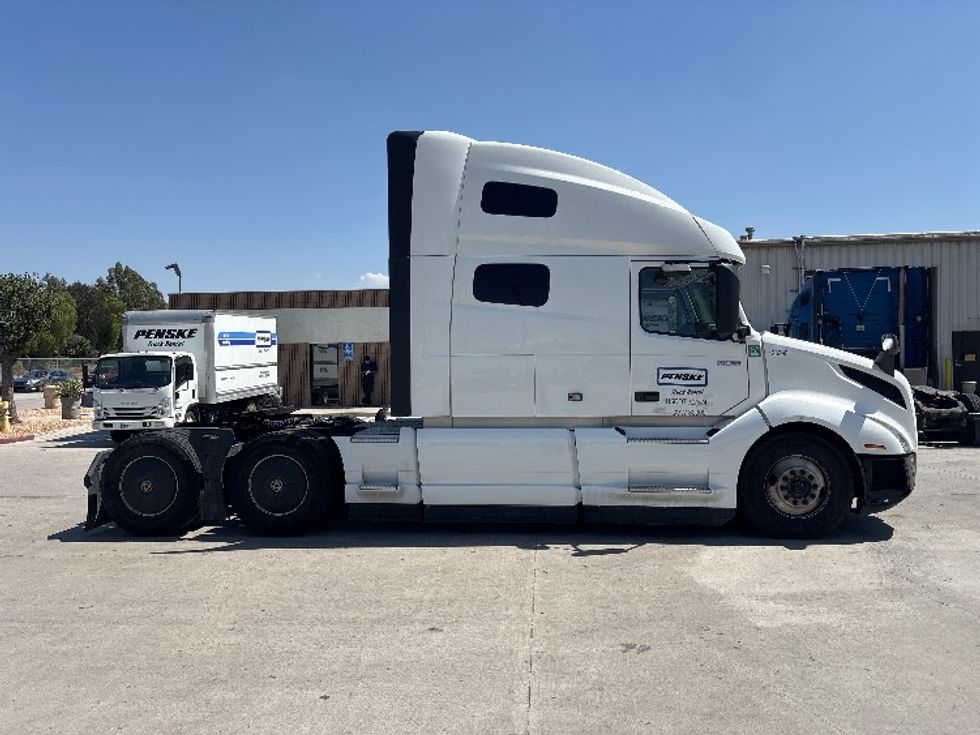 Sleeper Tractor-Heavy Duty Tractors-Volvo-2022-VNL64760-South San Francisco-CA-401,771\n\t\tmiles-$ 92,250 - Image 8