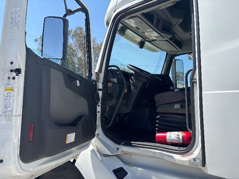 Sleeper Tractor-Heavy Duty Tractors-Volvo-2022-VNL64760-South San Francisco-CA-401,771\n\t\tmiles-$ 92,250 - Image 9