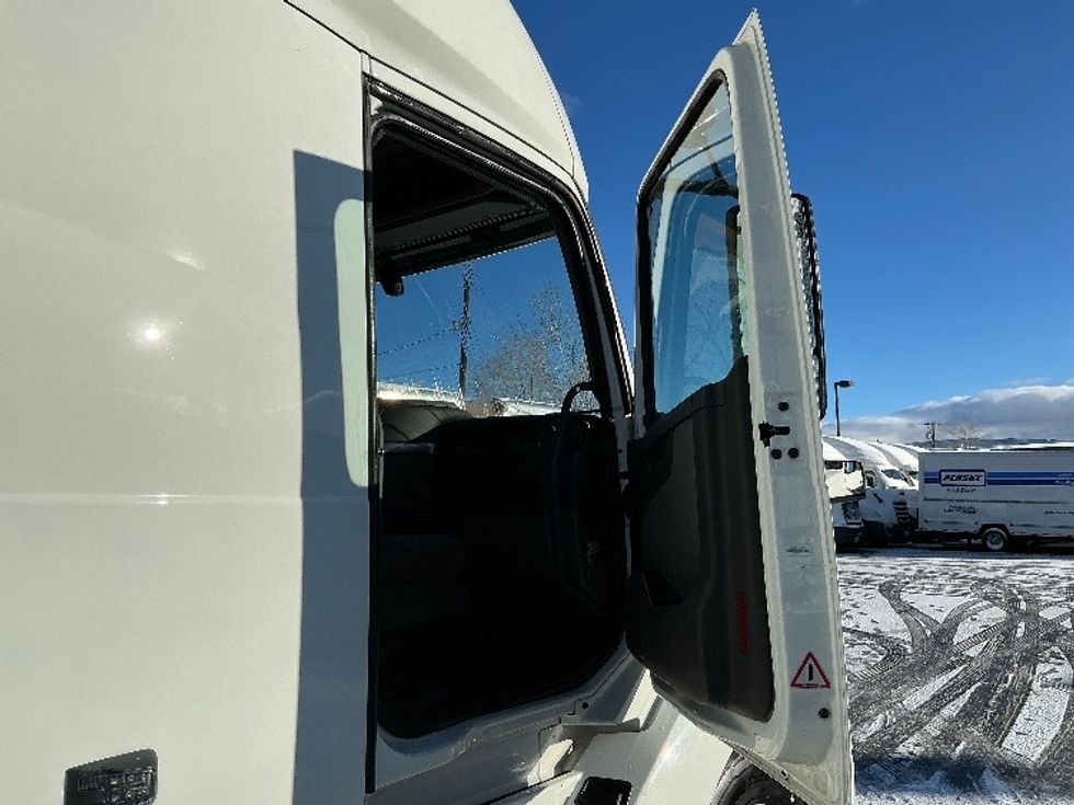 Sleeper Tractor-Heavy Duty Tractors-Volvo-2022-VNL64760-Sparks-NV-266,824\n\t\tmiles-$ 101,500 - Image 13