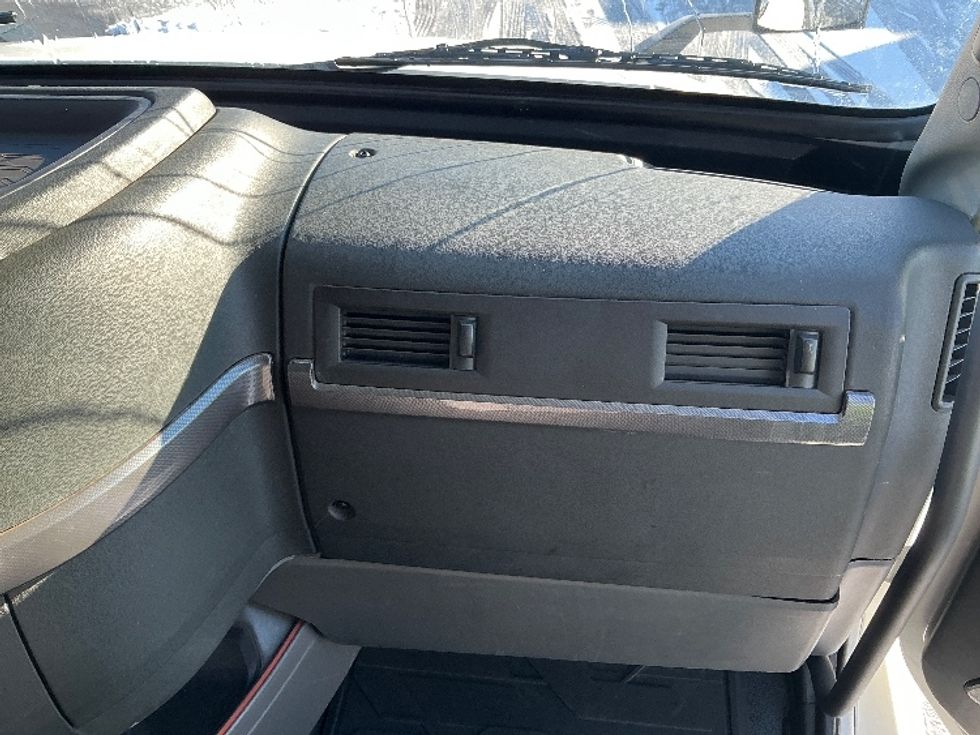 Sleeper Tractor-Heavy Duty Tractors-Volvo-2022-VNL64760-Sparks-NV-266,824\n\t\tmiles-$ 101,500 - Image 14